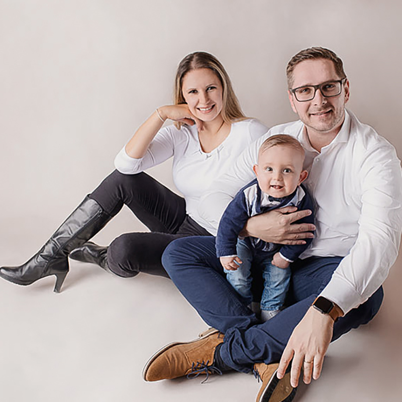 Foto von Eltern mit ihrem Baby Sohn im Fotostudio mit Hintergrund in Creme